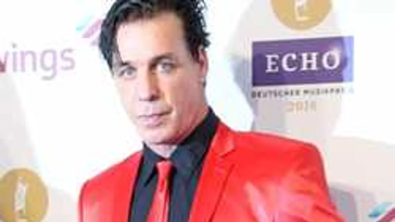 Lefotózták, anyaszült meztelenül horgászott a népszerű énekes