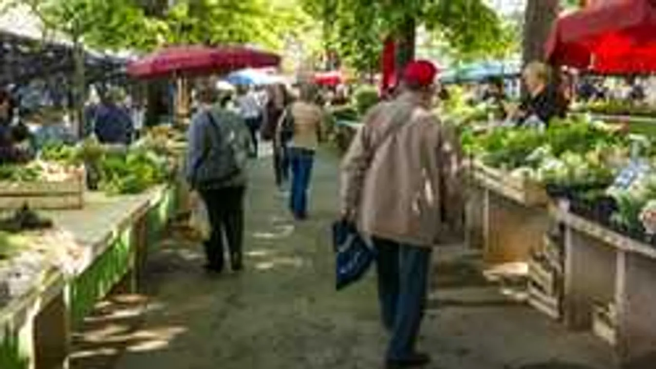 Videóra vették a piacon pucéran énekelgető, fenekét csapkodó migránst