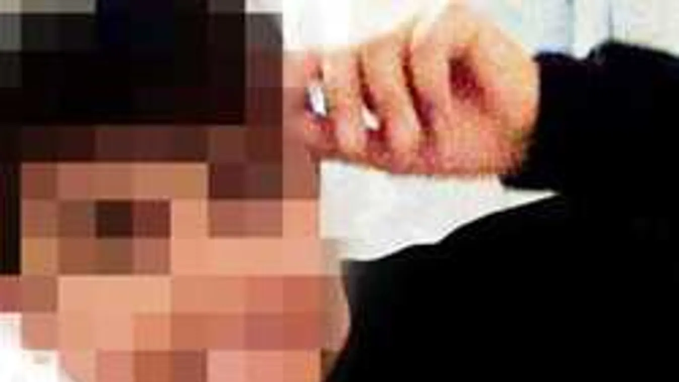 A fürdő öltözőjében akarták orális szexre kényszeríteni a 13 éves lányt