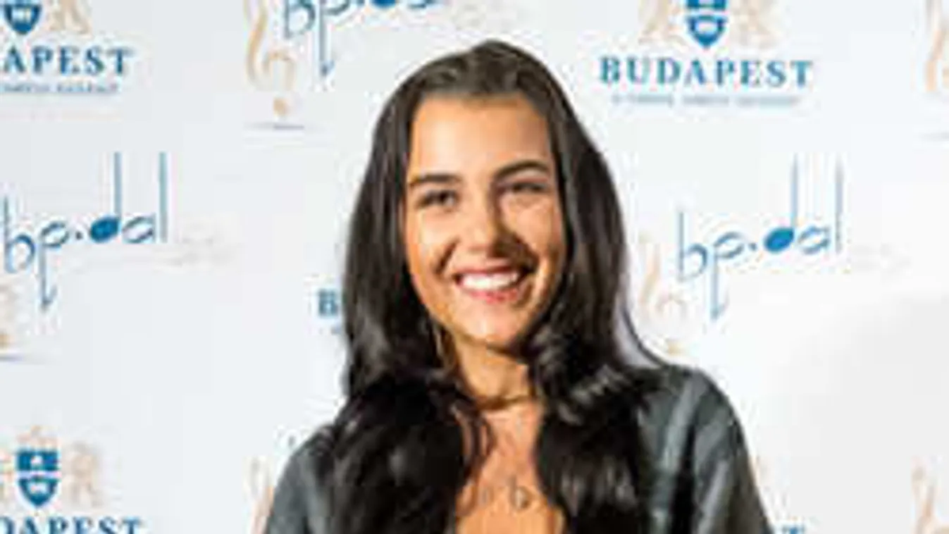 Merész fotósorozat: Tóth Andi még a melltartót is ledobta