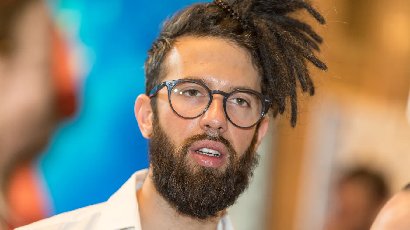 Dráma az autópályán, elaludt a volán mögött a magyar énekes