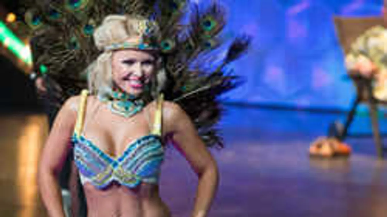 Hoppá, ez merész: meztelenül mártózott meg a medencében a luxusfeleség