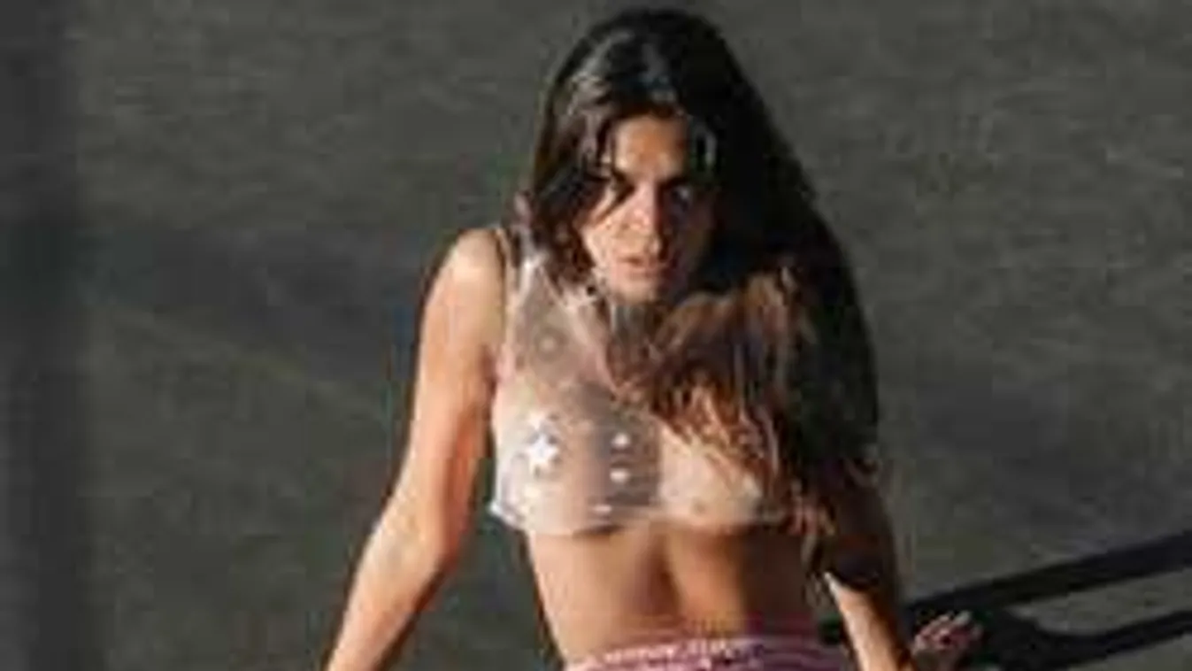 Félmeztelenül dohányzott a teraszon a bombázó, több kép is készült róla!