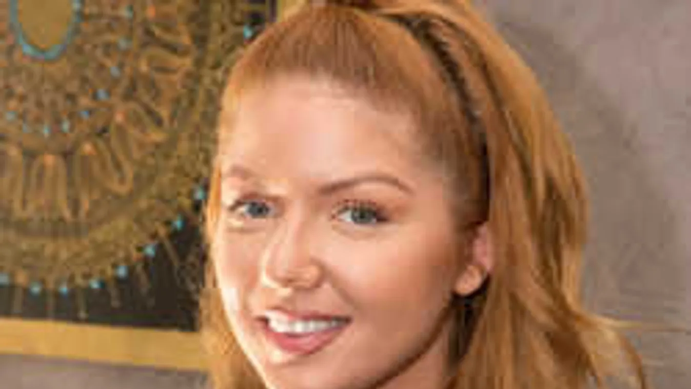 Brutál dekoltázst villantott Tolvai Reni, nem lehet máshova nézni