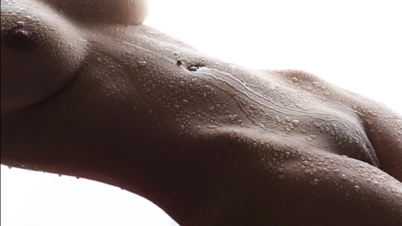 Zuhanyzás közben kapták le a pucér lányt