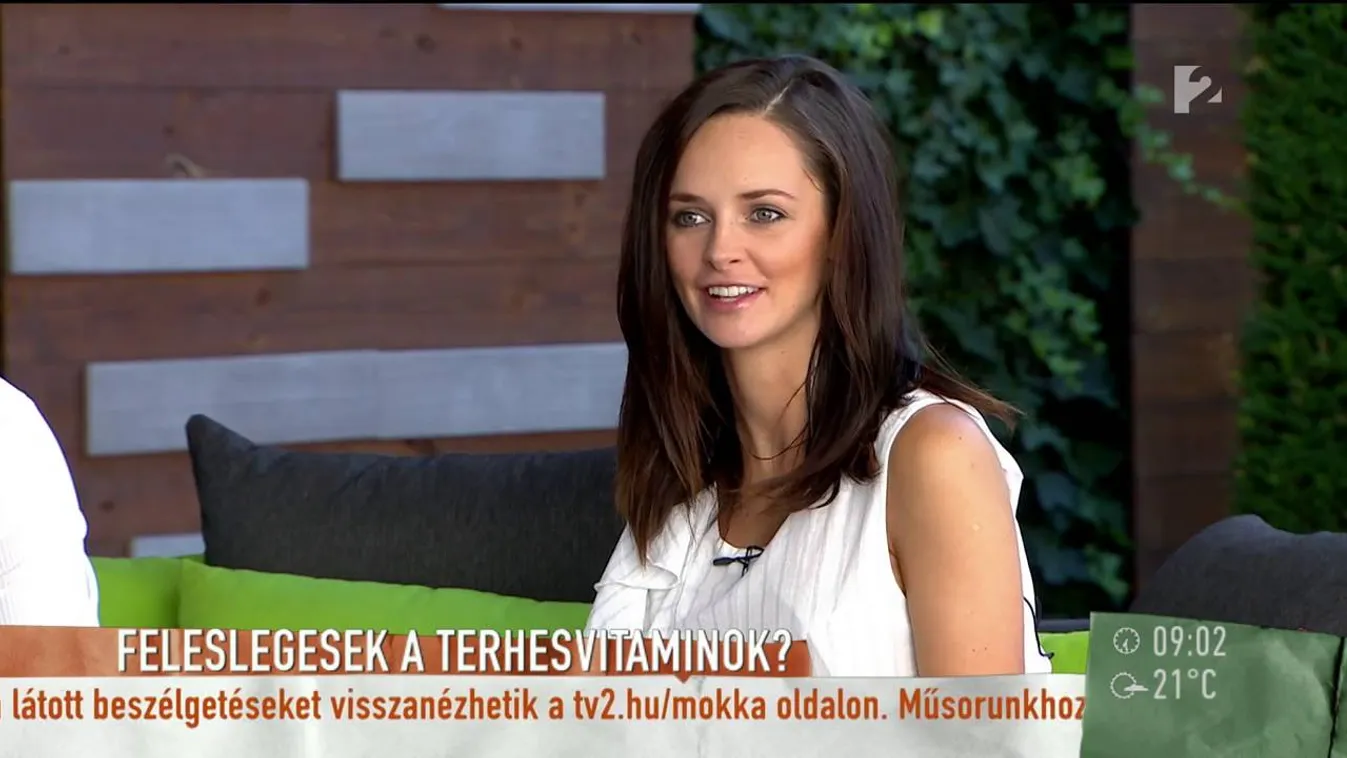 Eszméletlen keblek: Dobó Ági közszemlére tette hatalmas melleit