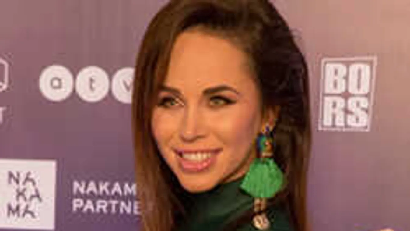 Édes fotót posztolt: Szinte rá sem lehet ismerni a magyar sztárra