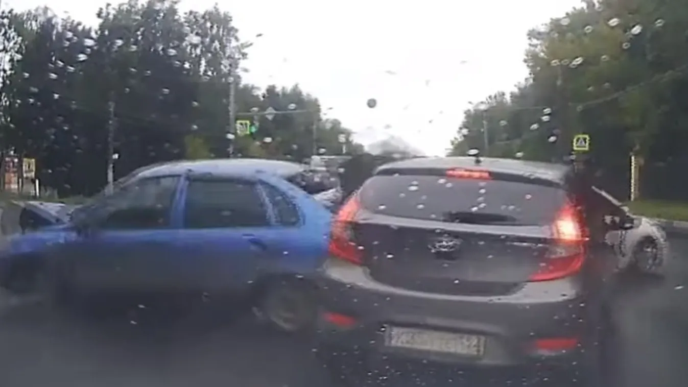 Videóra vette, ahogy méterekkel előtte összetörik az autót, ő megúszta