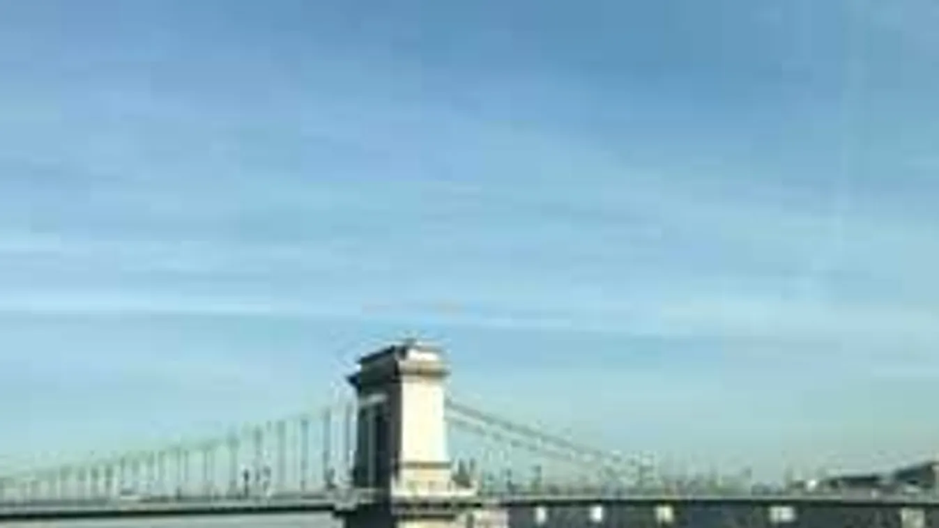 Sziklákra zuhant egy férfi a Lánchídnál