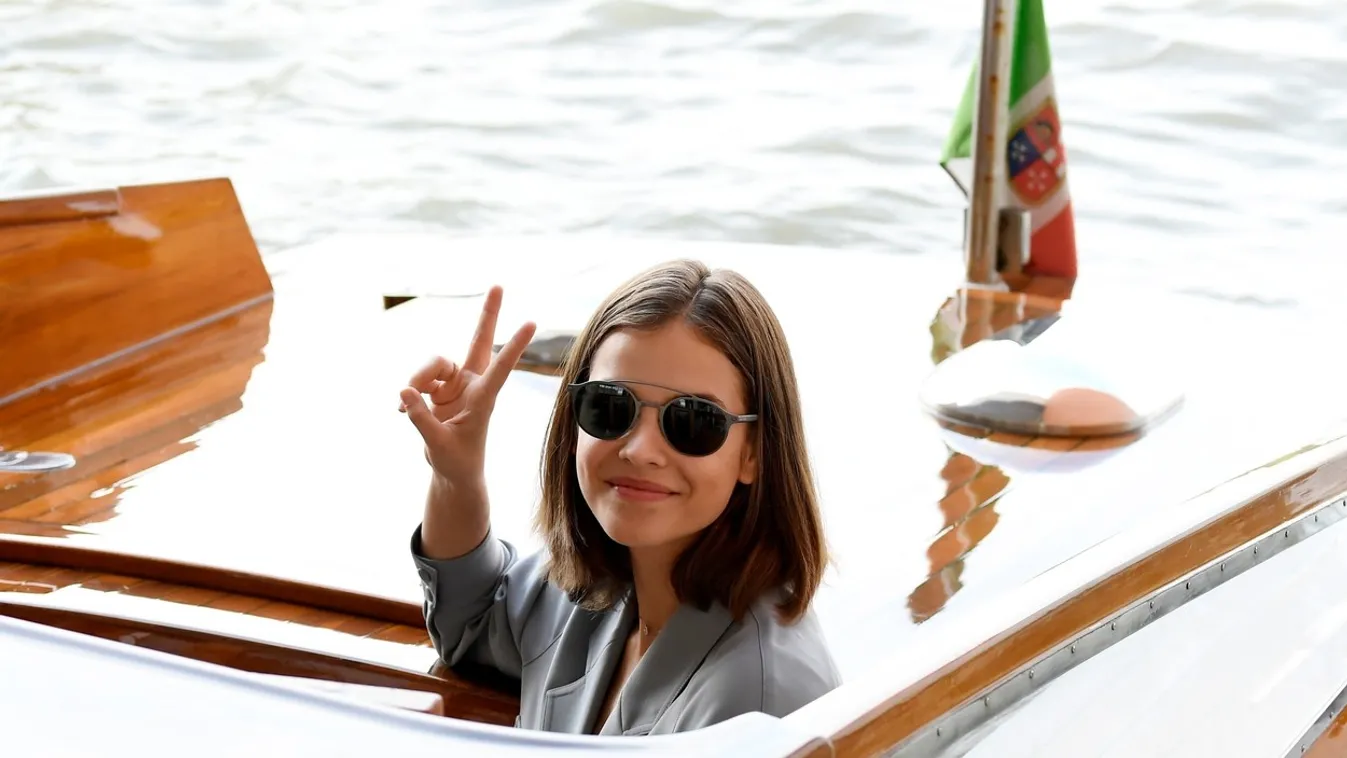 Palvin Barbi egy mackós pasival bújt össze egy hajón - Fotók