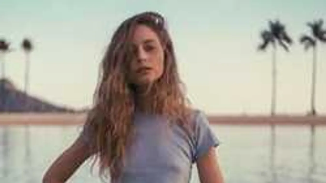 Meztelenül biciklizett a parkban a lány, valaki lefotózta!