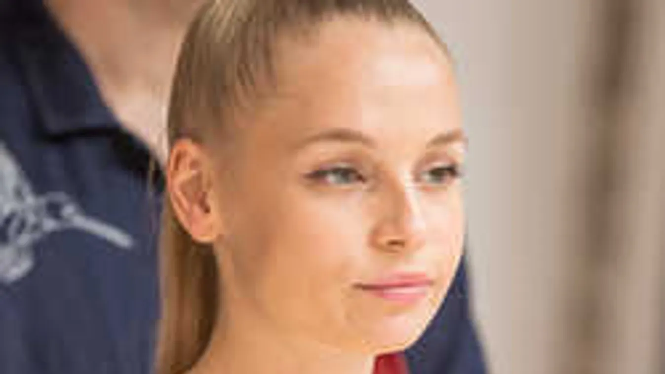 Csúnyán beszóltak Iszak Esztinek, a mellei miatt kritizálják