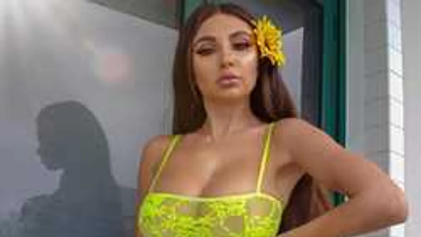 Képtelenség elrejteni a kosárlabda rajongó modell labdányi melleit