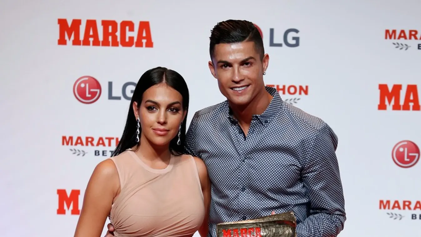Ronaldo menyasszonya szexi bugyikban rázza - Fotók