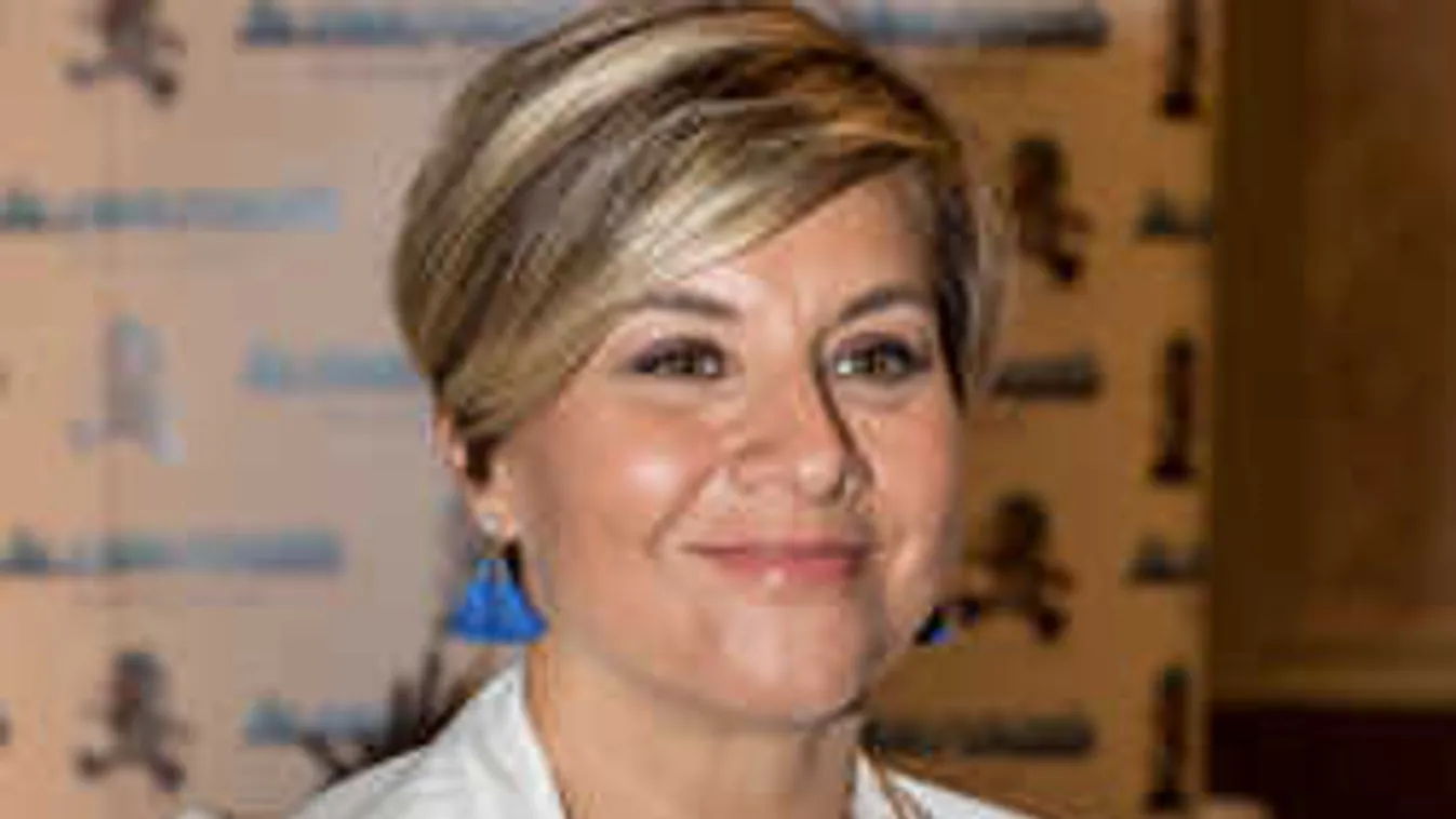 Bikinire vetkőzött Ábel Anita