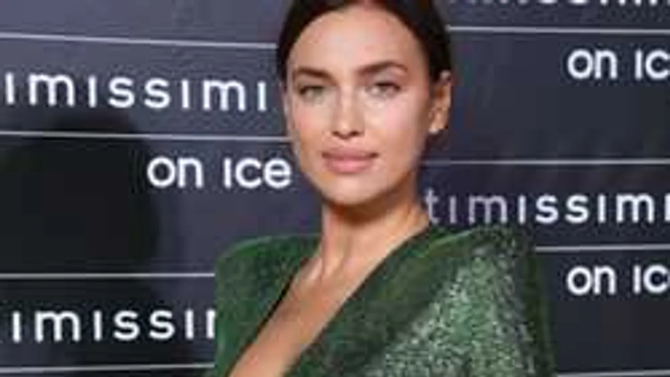 Csak egy apró táskával takargatta dús kebleit a modell