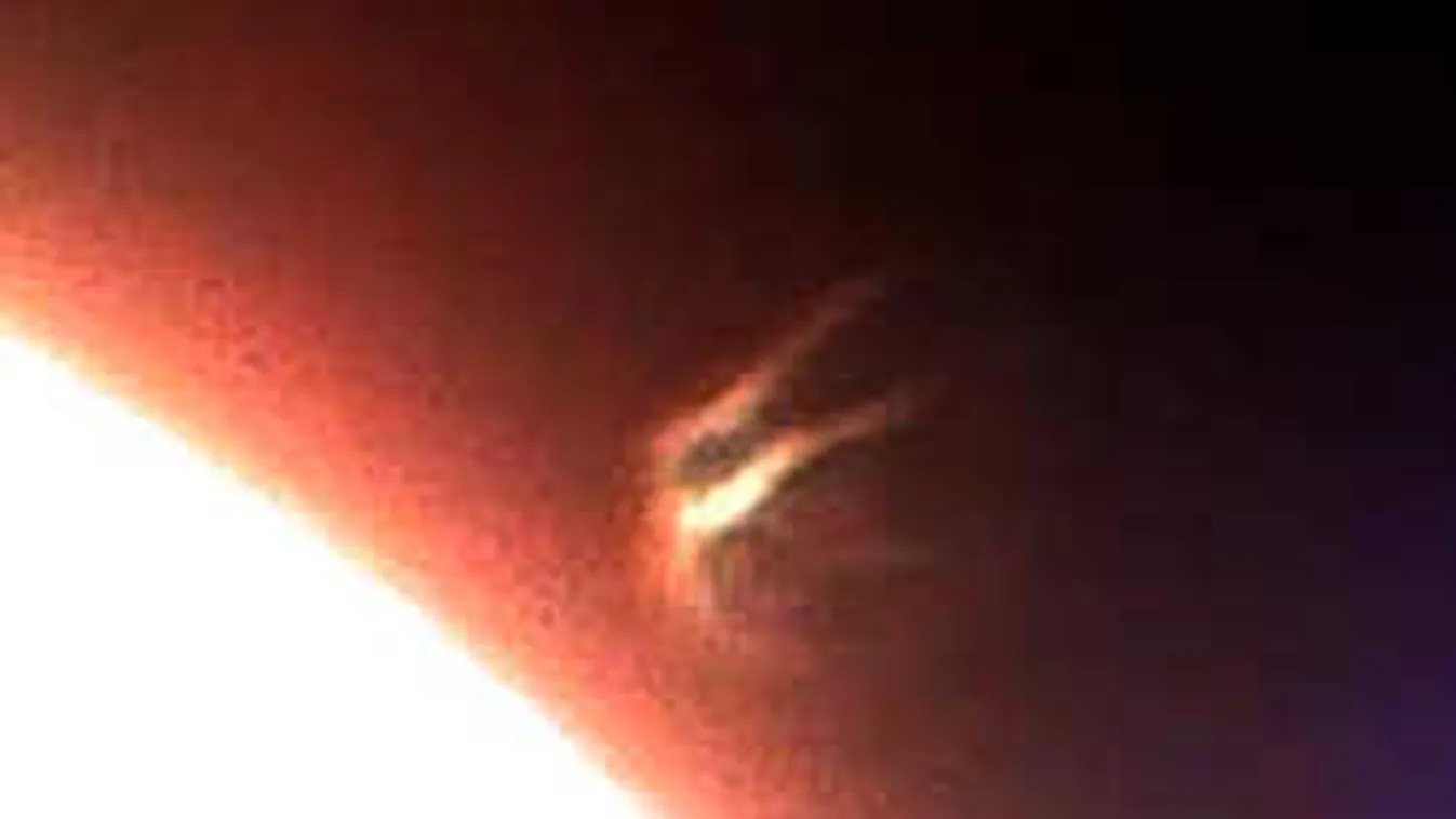 Lassan bekrepál a égbolt szimulátor: Furcsa dolgot fotóztak a Nap mellett