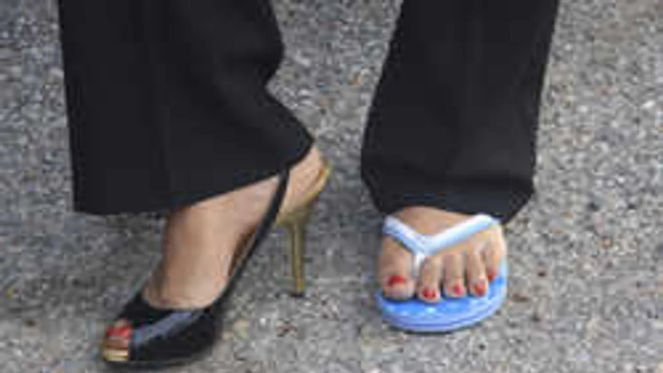 Íme, a nyár gyil­kos ci­pője: Ez a pa­pucs rosszabb, mint a tűsarkú