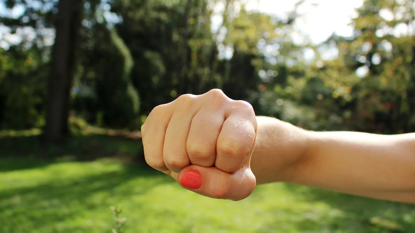 Durván megaláznak egy mosonmagyaróvári diáklányt a társai