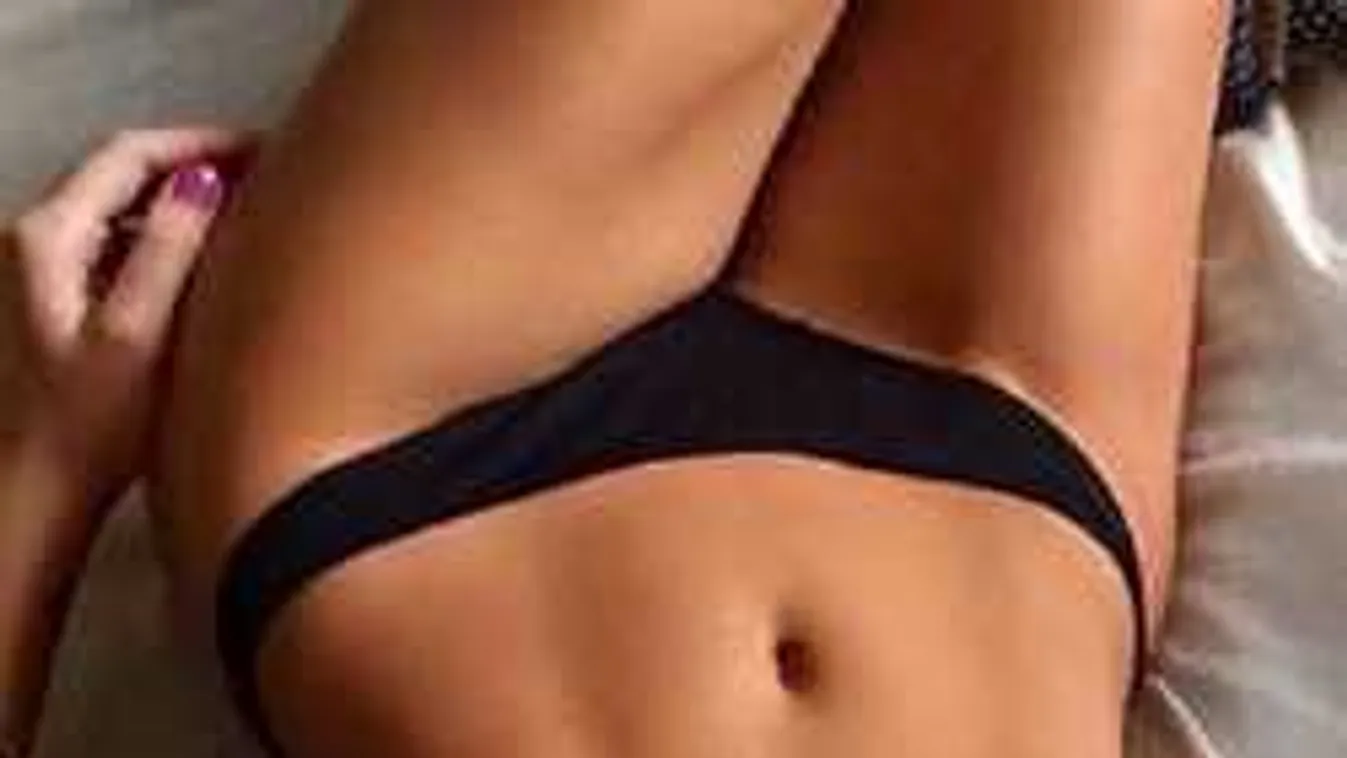 Az ágyban terpesztett pucéran egy nagyot a lány, amikor lefotózták