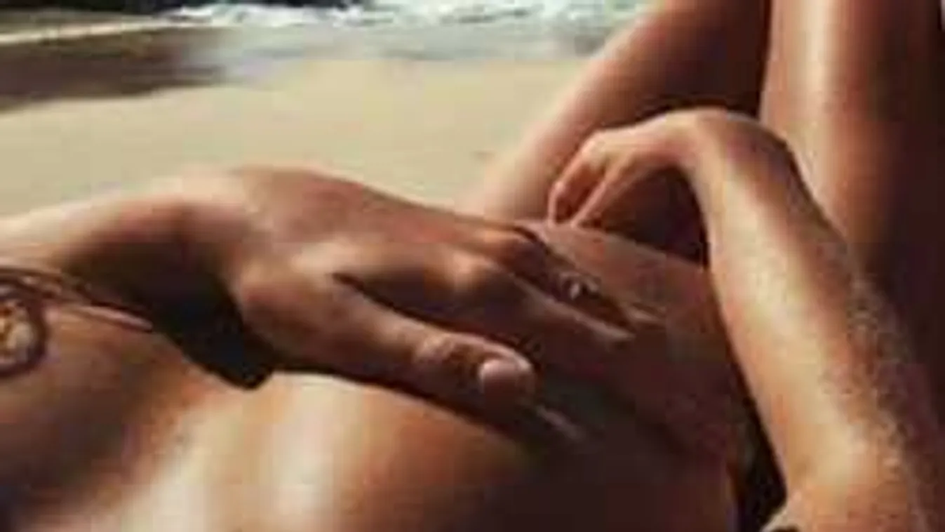 Egy szál tangában napozott a híres énekesnő