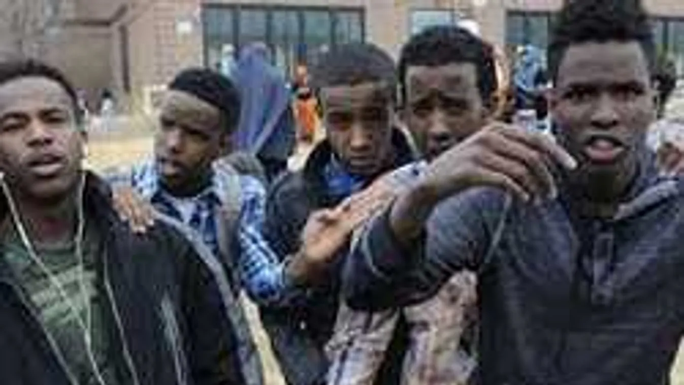 V4NA: Rettegnek a családok, gyermekeket vernek a migránsok