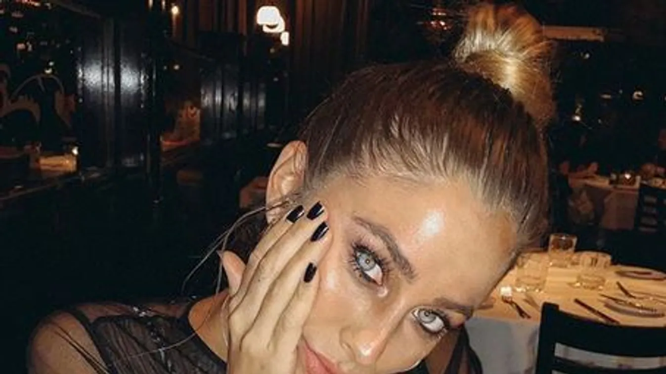 Lebukott a szexi sztár: minden képét meghamisította