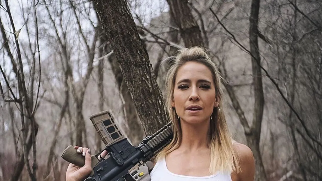 Fegyvermániás szexi anyuka a net új sztárja - Fotók