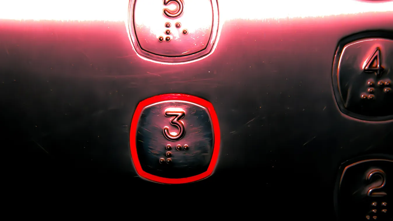 Elkapta a lábát a teherlift, a tűzoltók vágták ki belőle