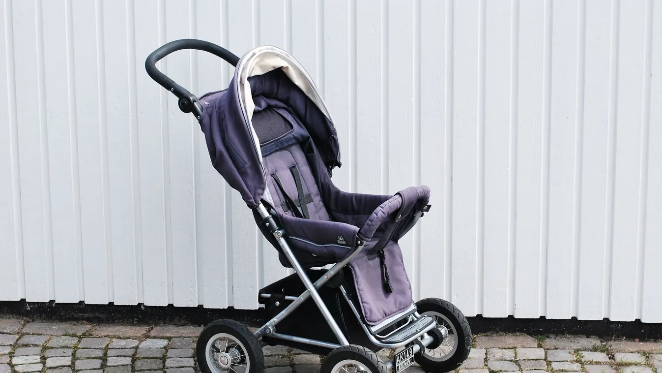 Így kopasztották meg a babakocsis kismamát a buszon