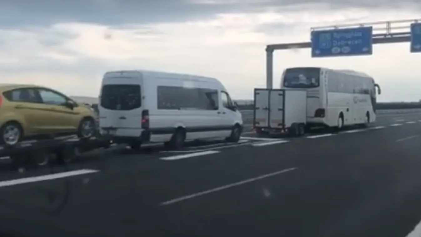 Ilyet horrorkaravánt sem láttunk, busszal vontattak furgont az M3-ason