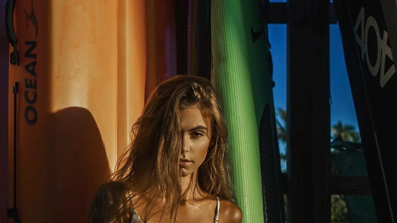 Ledobta a melltartót, félmeztelenül pózol a szőke színésznő