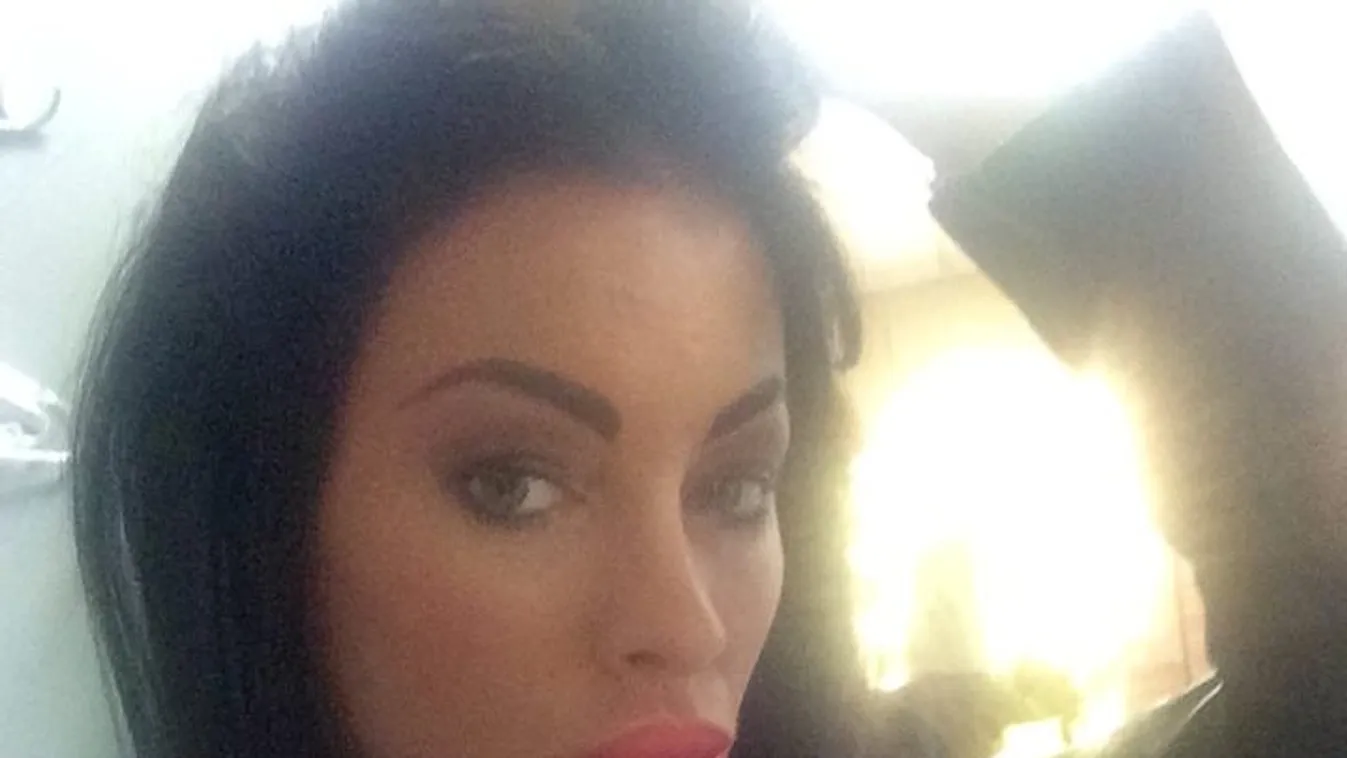 Szexi fehérneműre vetkőzött a magyar sztáranyuka