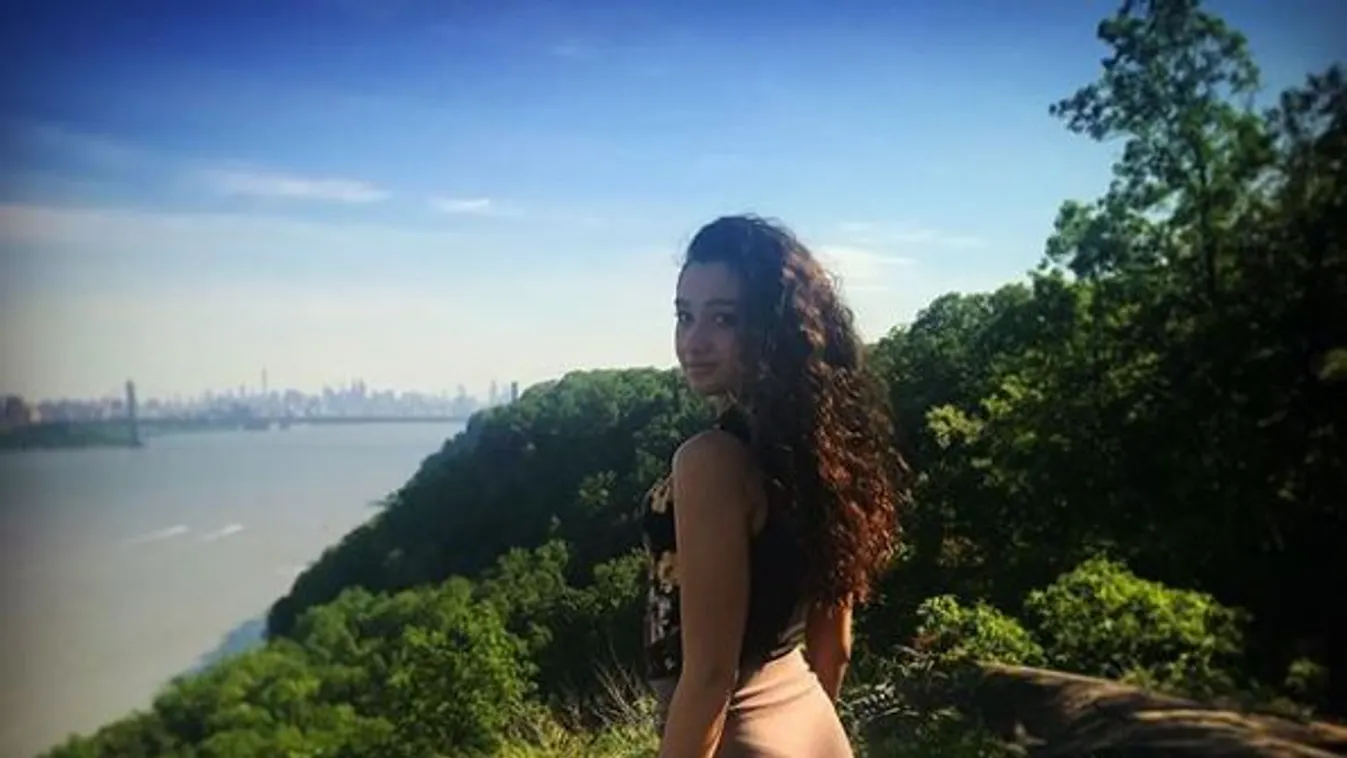 Félmeztelen fotó került ki az internetre a fiatal üzletasszonyról!