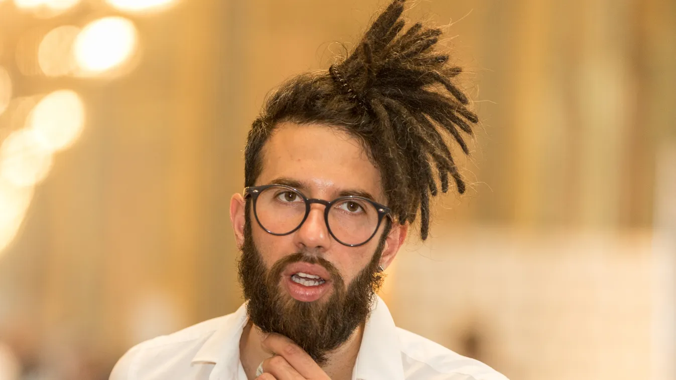 Két magyar sztáranyukát vitt egyszerre ágyba a híres énekes - fotóval