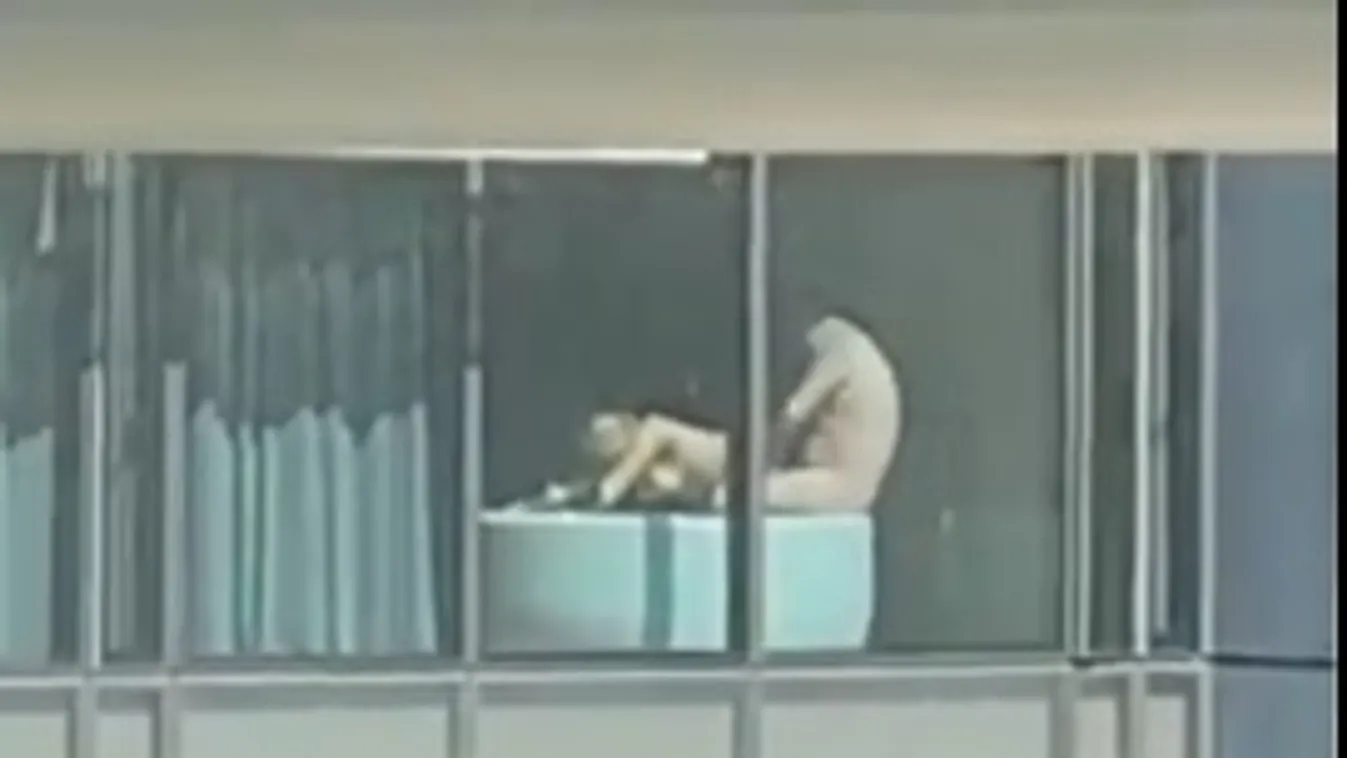Nem húzták be a függönyt, egy iroda nézte, ahogy a pár szexel - Videó