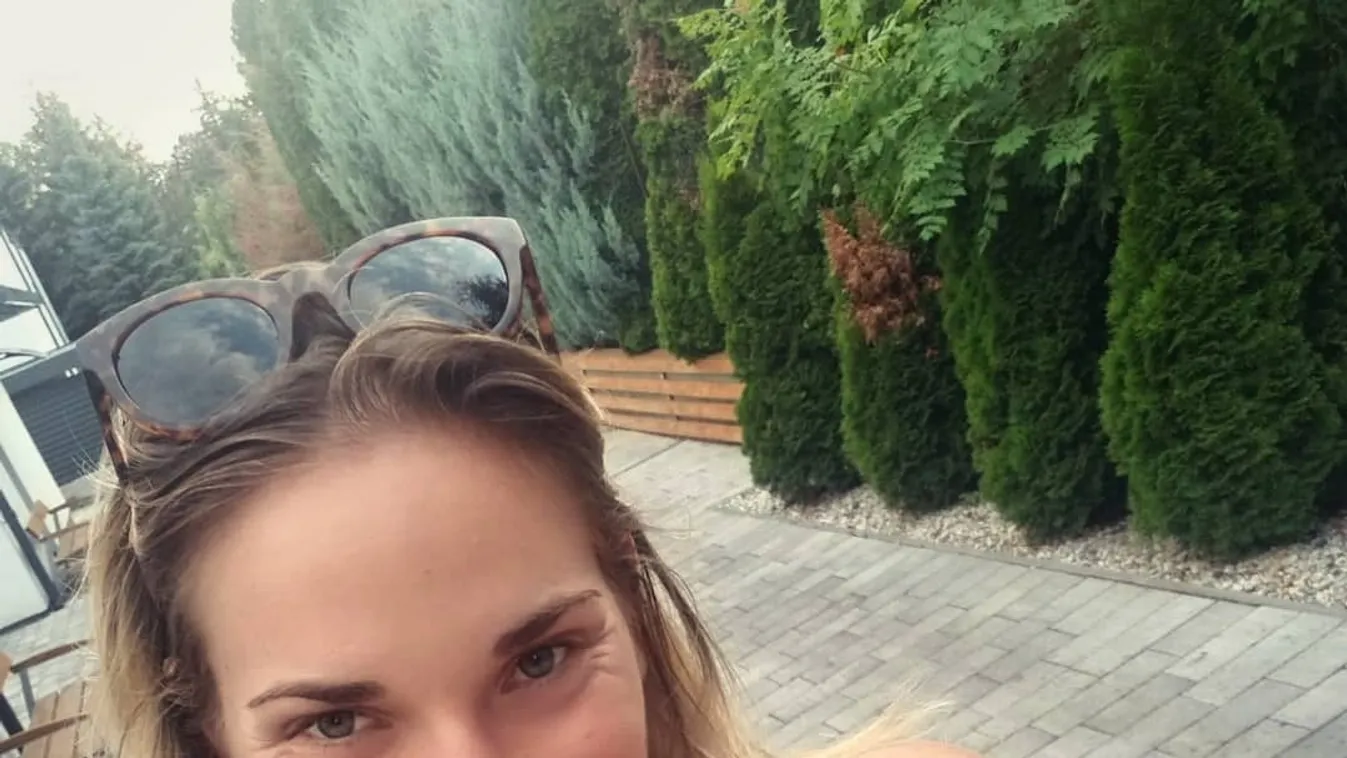 Forró fotó, a fürdőszobában pózol a magyar sportolónő