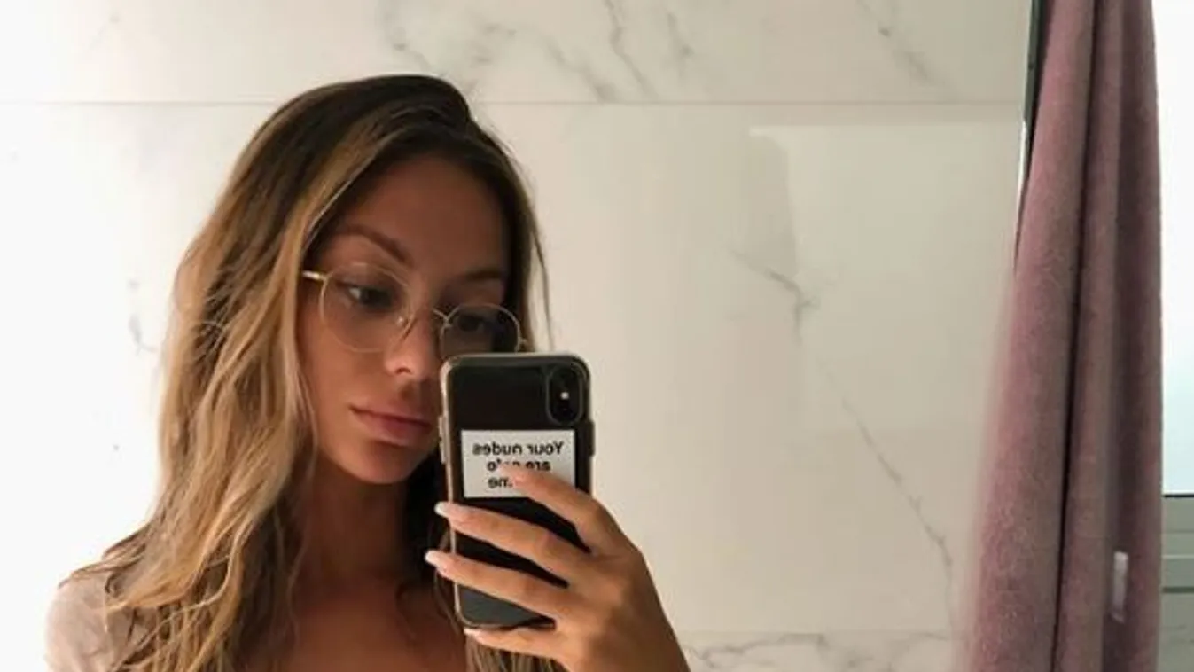 Reggeli készülődés közben posztolt intim szelfit a fiatal modell!