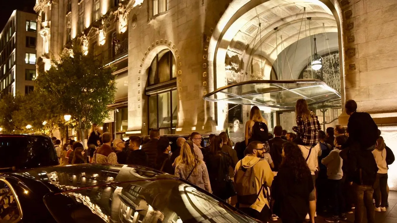 Nem tágítanak a rajongók: jókora tömeg gyűlt össze Will Smith szállodája előtt