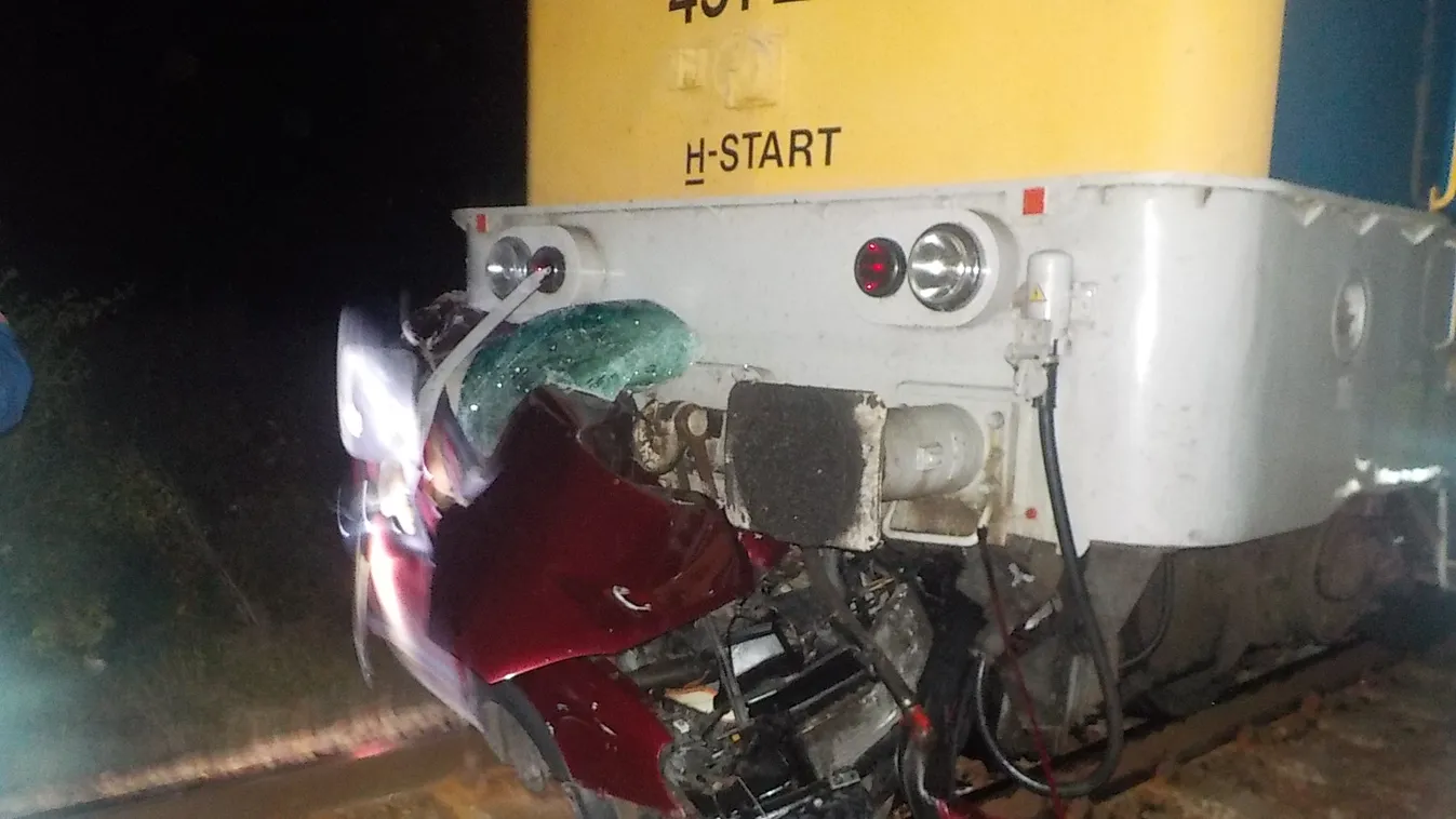 600 métert tolta a vonat a két fiatalember autóját