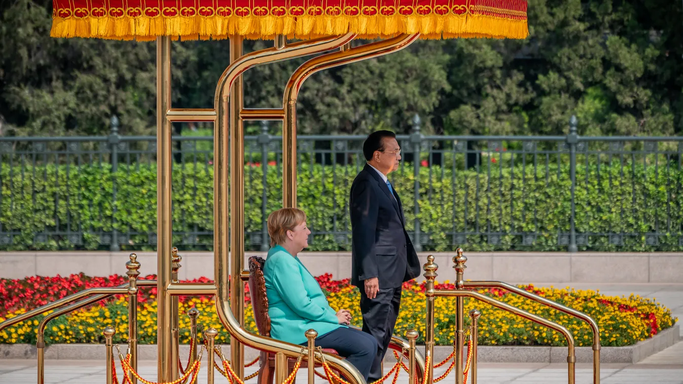 Angela Merkel rejtélyes viselkedése tartja lázban a német sajtót