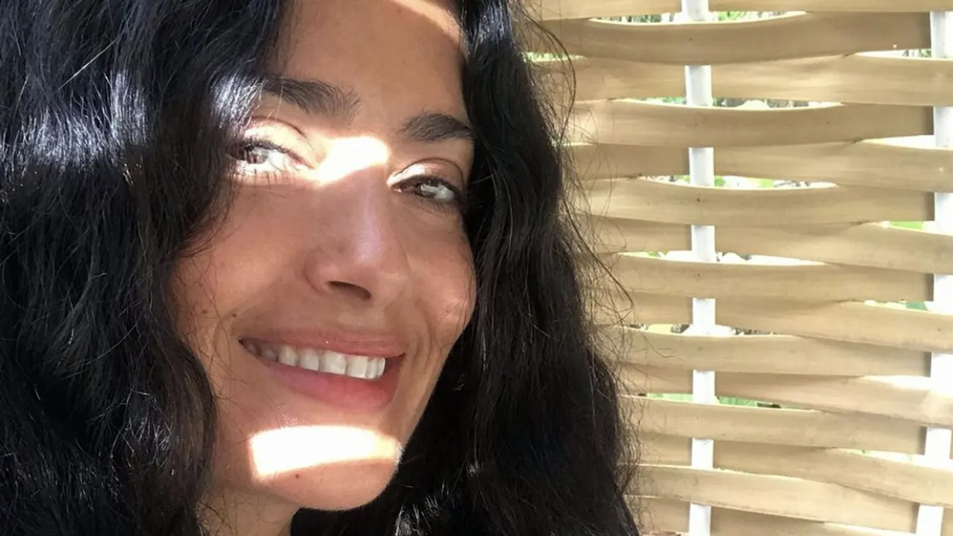 Az 53 éves Salma Hayek bikiniben szülinapozott - Fotó