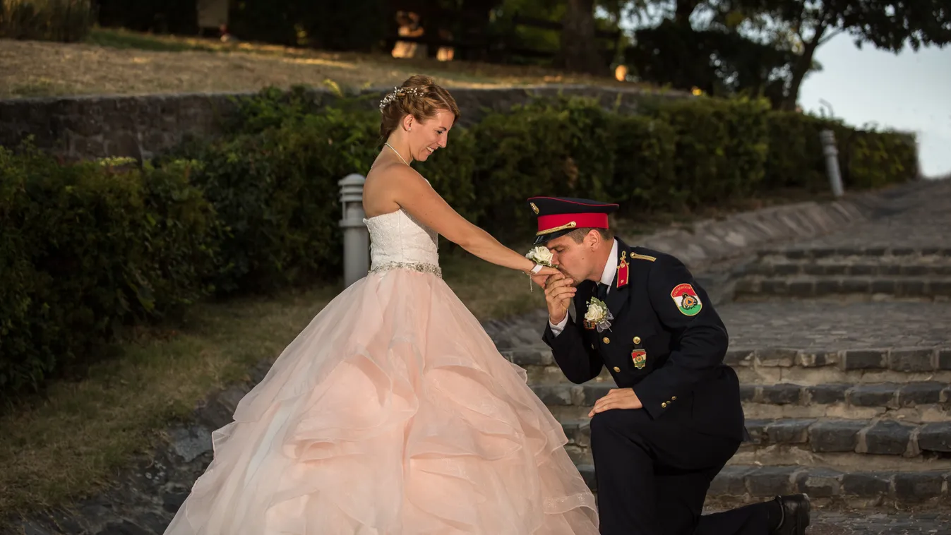 Az év lánykérése: Rómeót játszott szerelméért a tűzoltó hadnagy