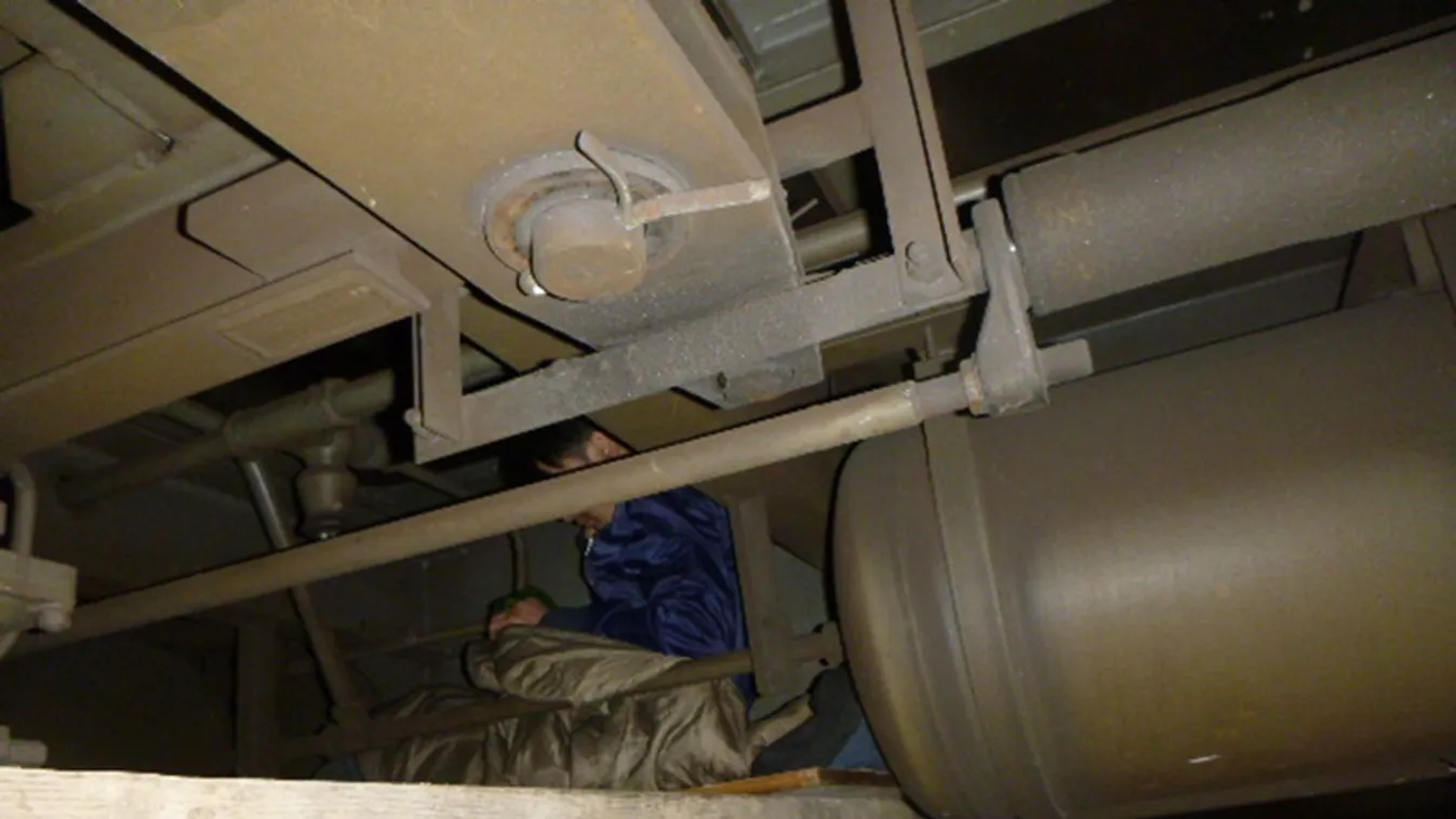 Vonat alá bújva akartak bejutni a migránsok