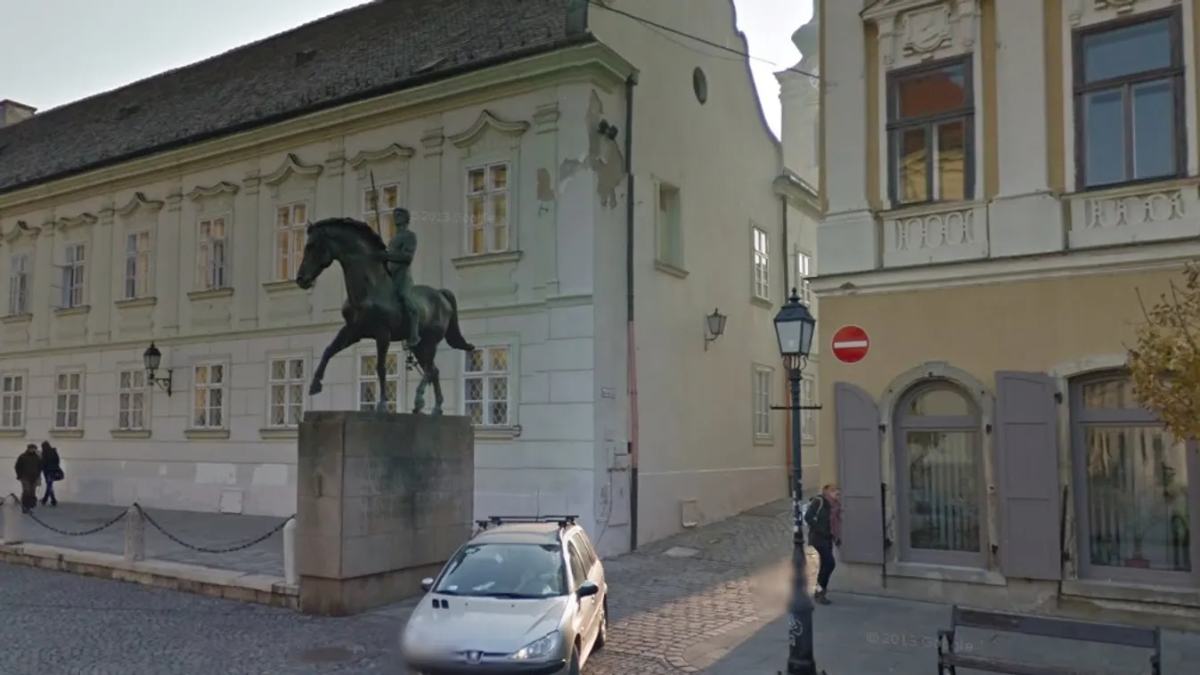 Éjszaka felmászott egy fehérvári lovasszoborra, durva, ami történt