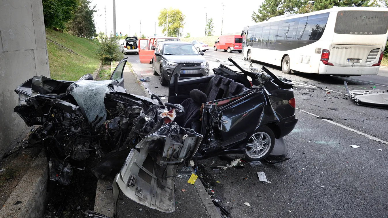 Brutális fotók a budapesti tömegkarambolról, több kilométeres dugó