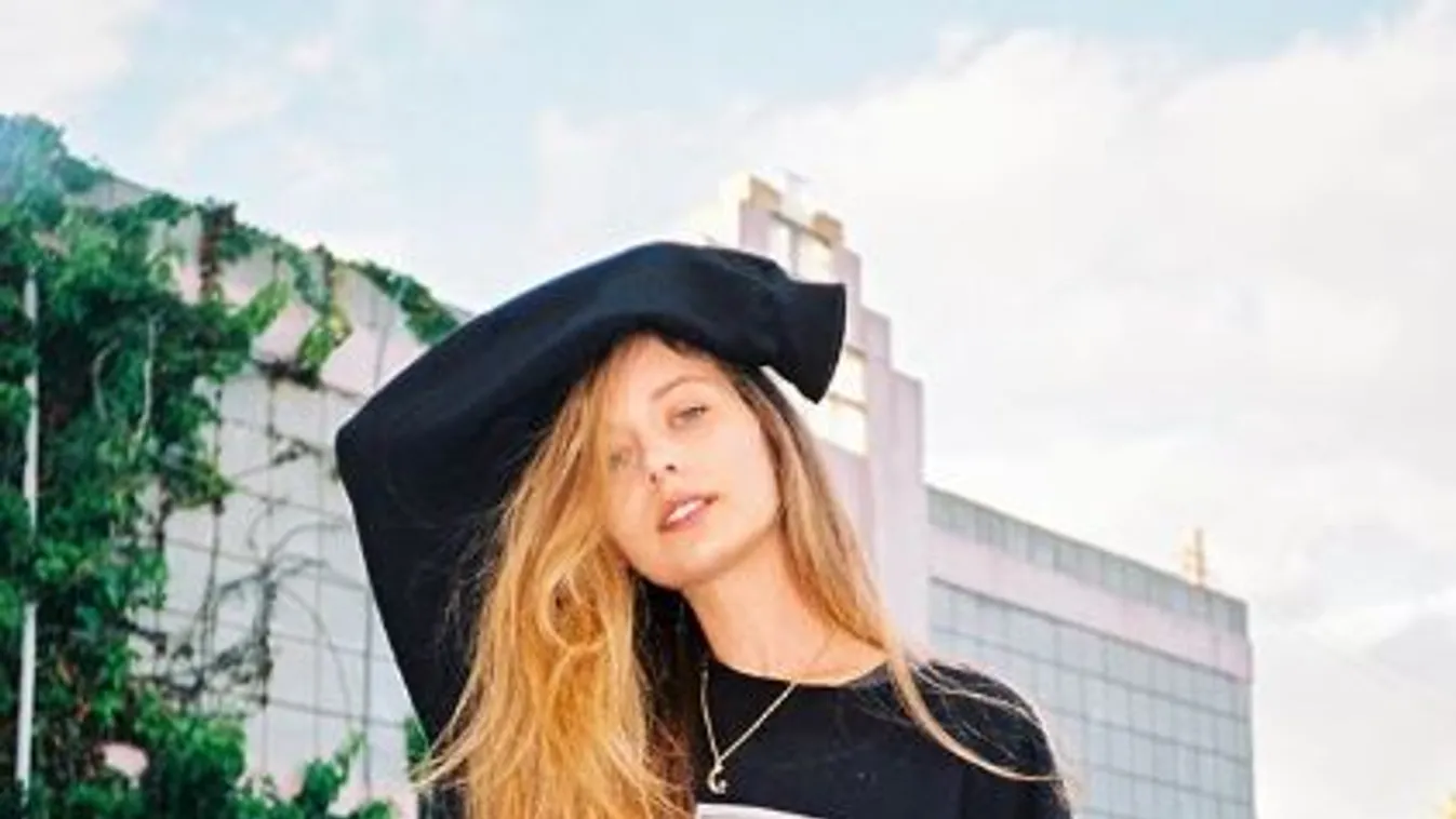 Elképesztő pucér fotó került ki a fiatal modellről!