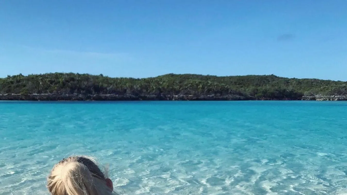 Egy eldugottnak vélt strandon nudizott a két barátnő