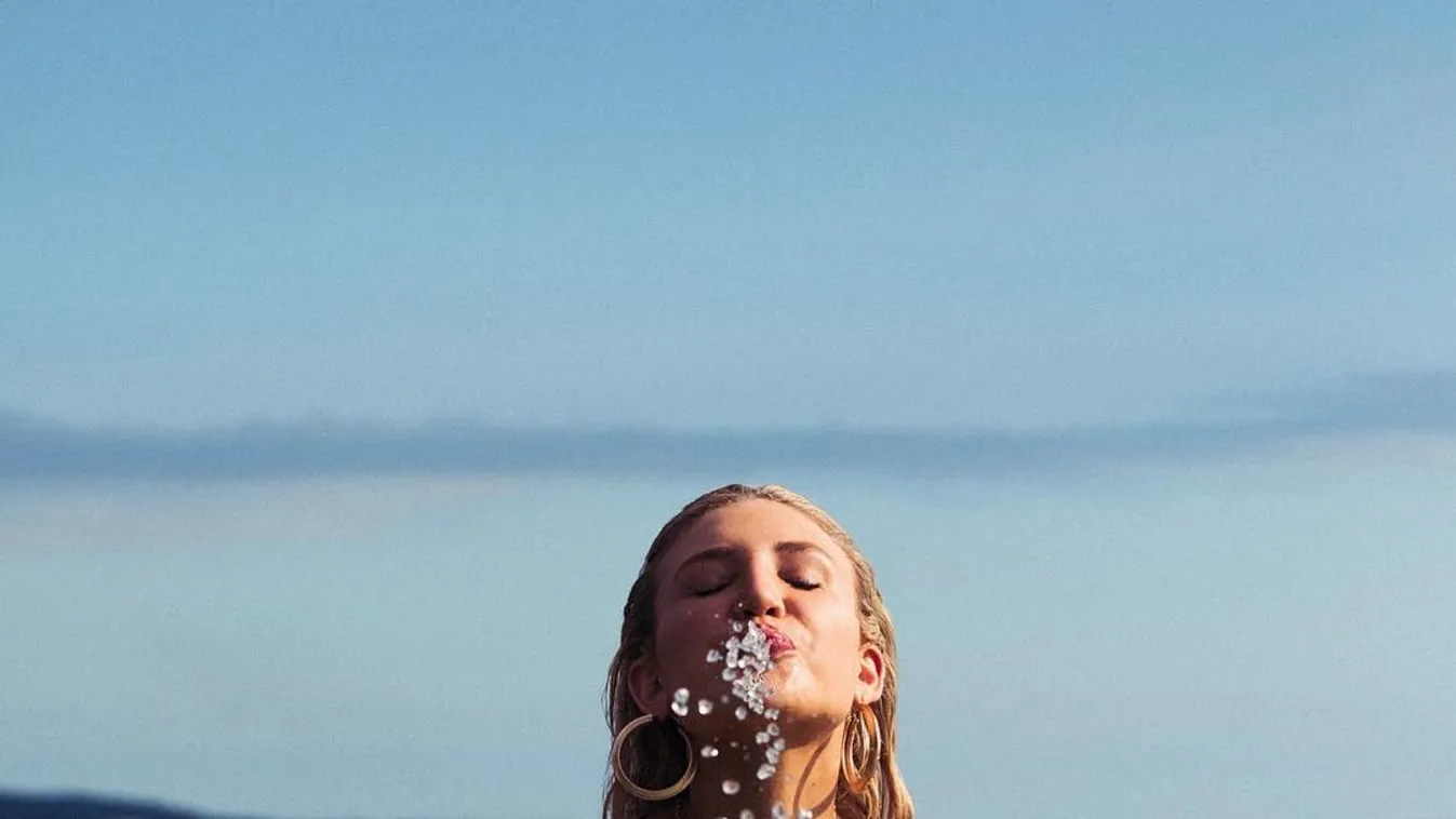 Sportautóban villantott álommelleket a barna szépség. Levideózták