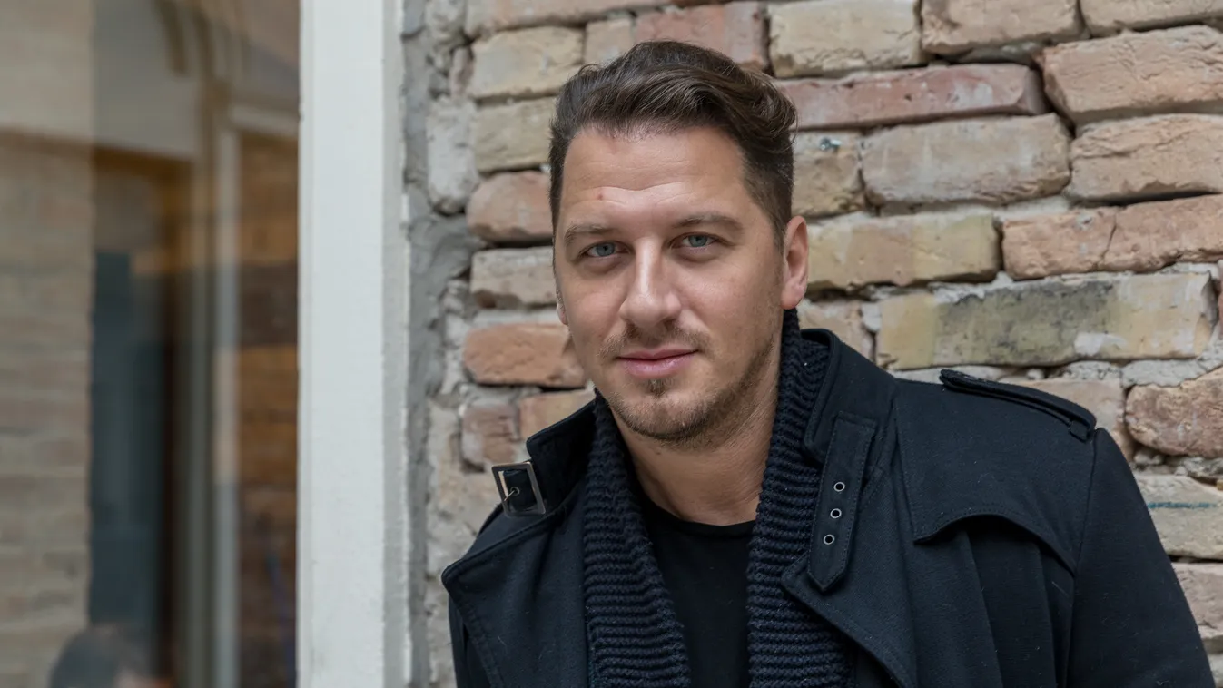 Ledobta a textilt Vastag Csaba: megvillantotta izmos felsőtestét